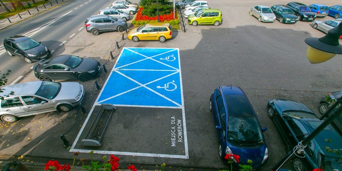 Nowe miejsca parkingowe dla osób niepełnosprawnych na starówce w Gąbinie