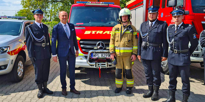 Przekazanie samochodu ratowniczego dla jednostki OSP w Dobrzykowie