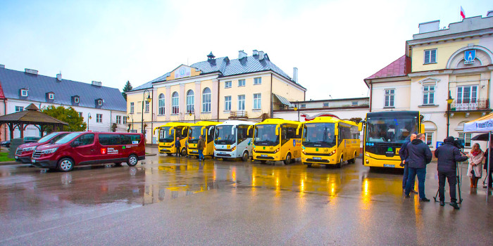 Uroczysty odbiór 8 nowych niskoemisyjnych autobusów – kolejna inwestycja w ramach Polskiego Ładu