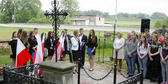 Sztafeta Pamięci - obchody rocznic bitew Powstania Styczniowego na cmentarzu w Dobrzykowie