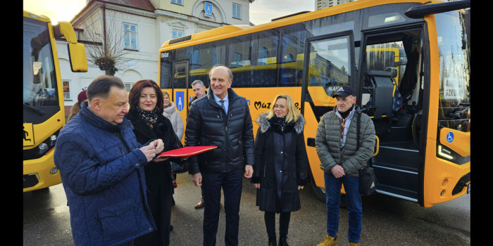Nowy niskoemisyjny autobus szkolny trafił do gąbińskiego samorządu. 